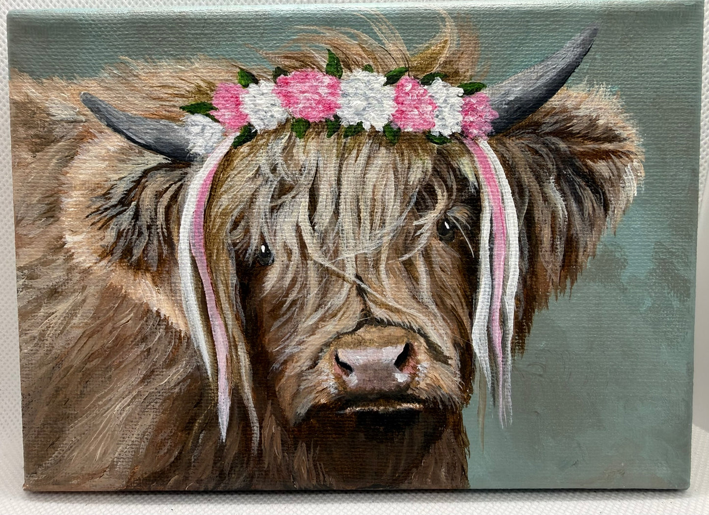 7 x 5 Inch Scottish Highland Cow with Pink and White Garland