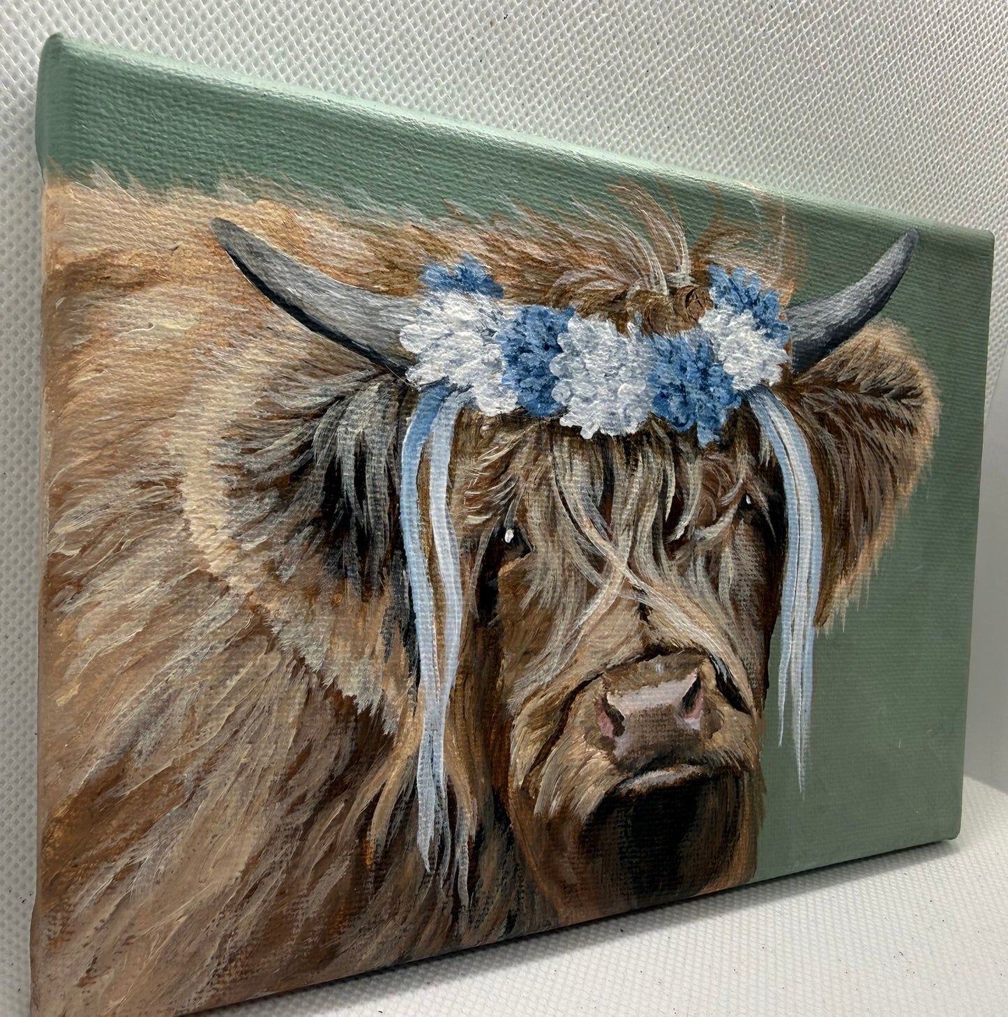 7 x 5 Inch Scottish Highland Cow with Blue and White Garland